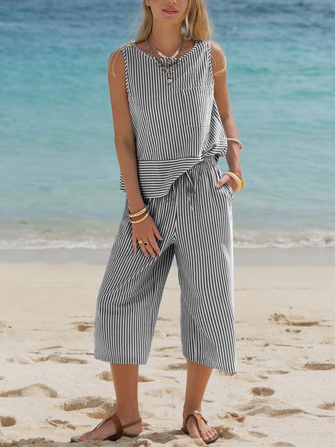 Women'S Round-Neck Striped Sleeveless Top And Capri Pants Two-Piece Set