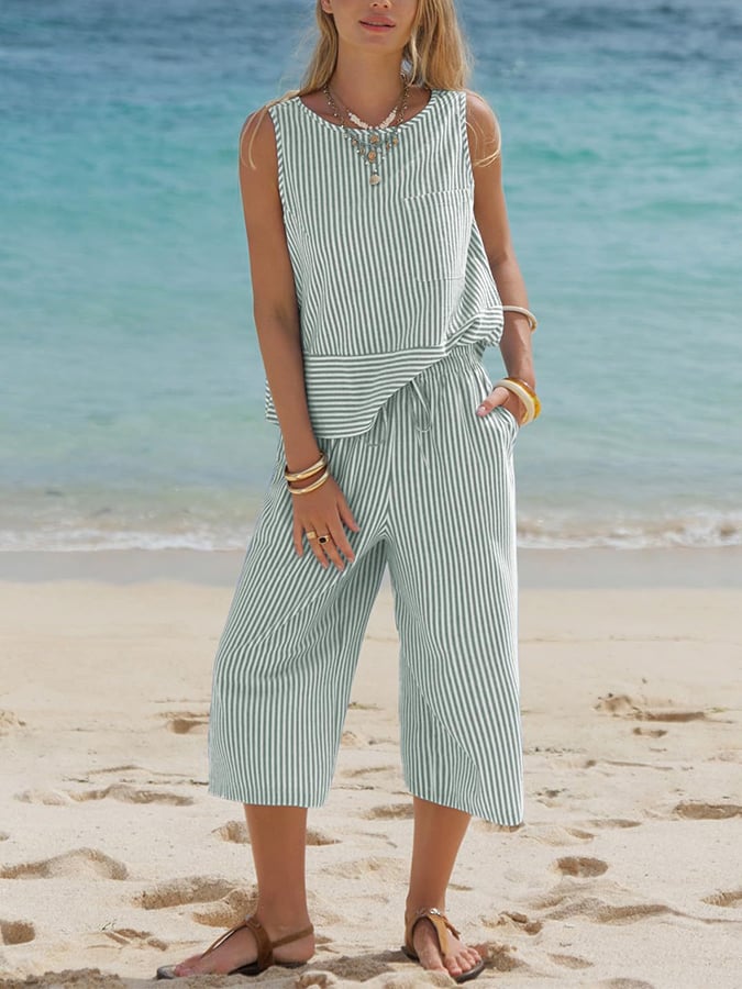 Women'S Round-Neck Striped Sleeveless Top And Capri Pants Two-Piece Set