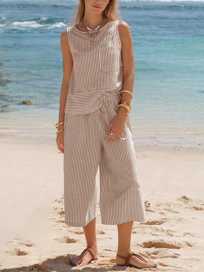 Women'S Round-Neck Striped Sleeveless Top And Capri Pants Two-Piece Set