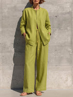 Conjunto de mujer de algodón y lino de color liso: top holgado de manga larga con cuello redondo y pantalón de talle alto y pierna ancha.