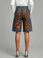 Pantalones cortos de mujer de talle alto, estampado de leopardo, corte holgado, con paneles vaqueros y pernera ancha.