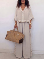 Conjunto de dos piezas para mujer: camisa holgada abotonada y pantalón de pierna ancha. Un atuendo informal y relajado con detalles de ojales metálicos.