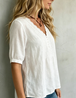 Camisa retro de lino de manga corta para mujer con cuello en V bordado. Top de algodón y lino.