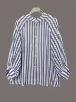Camisa informal de mujer a rayas de corte holgado.
