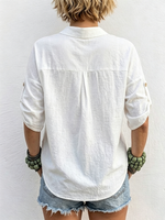 Blusa de algodón y lino con doble bolsillo frontal y hombros caídos.