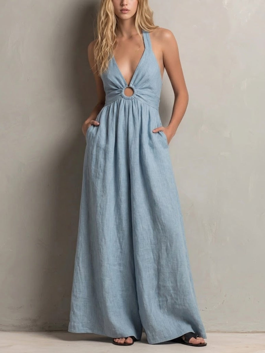 Mono de mujer azul claro de algodón y lino con cuello halter, aberturas y perneras anchas.