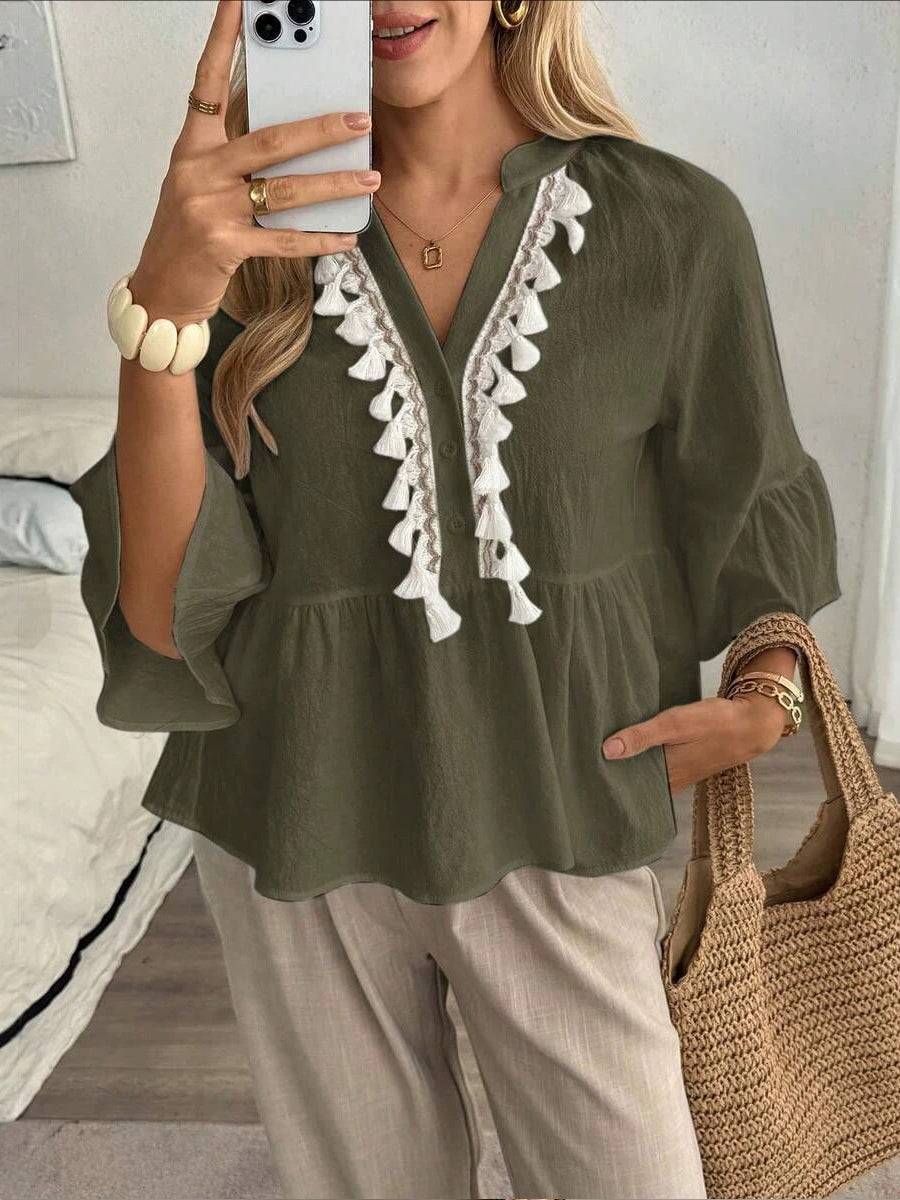 Top de mujer con cuello en V, botones y borlas.