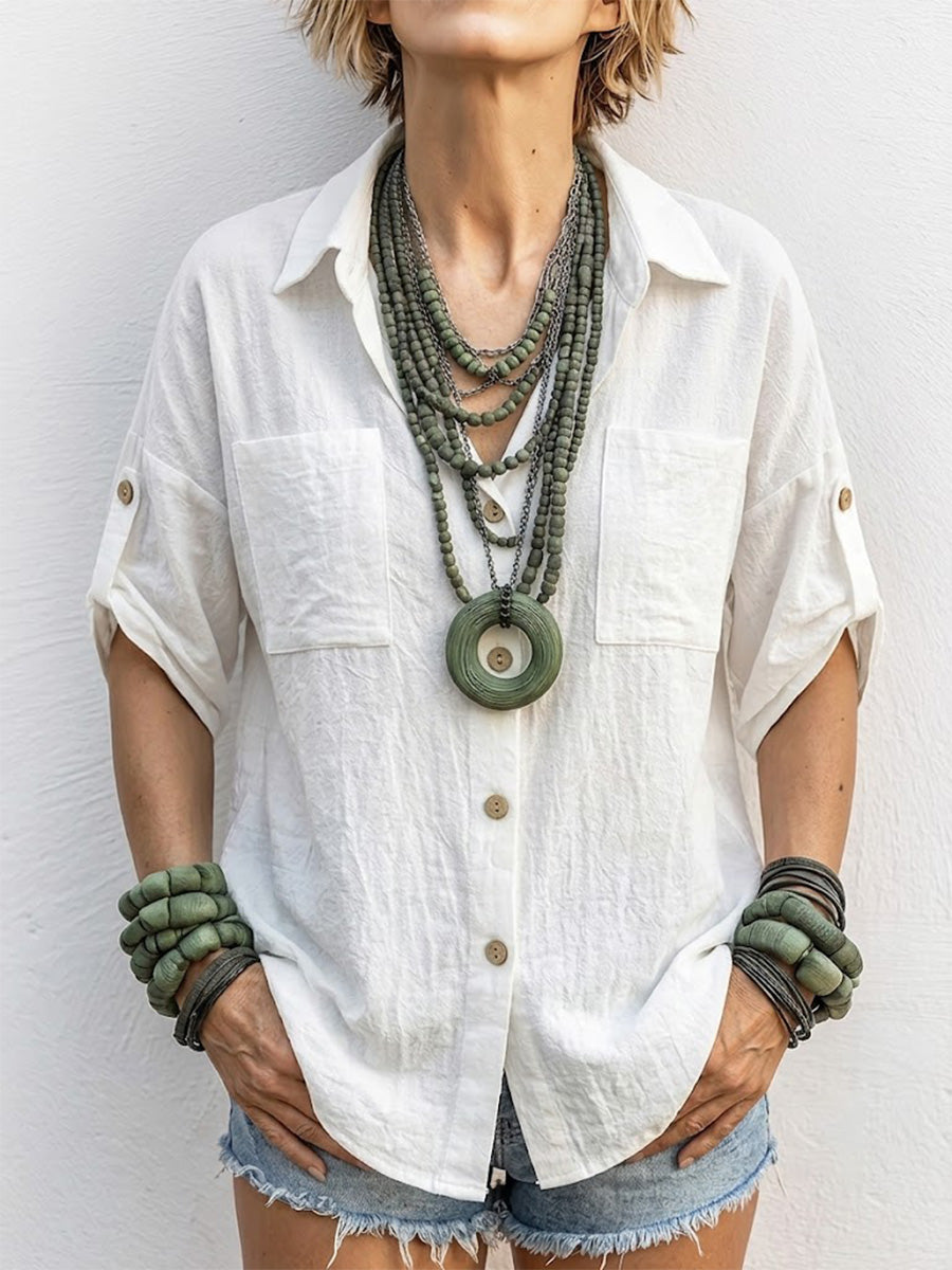 Blusa de algodón y lino con doble bolsillo frontal y hombros caídos.