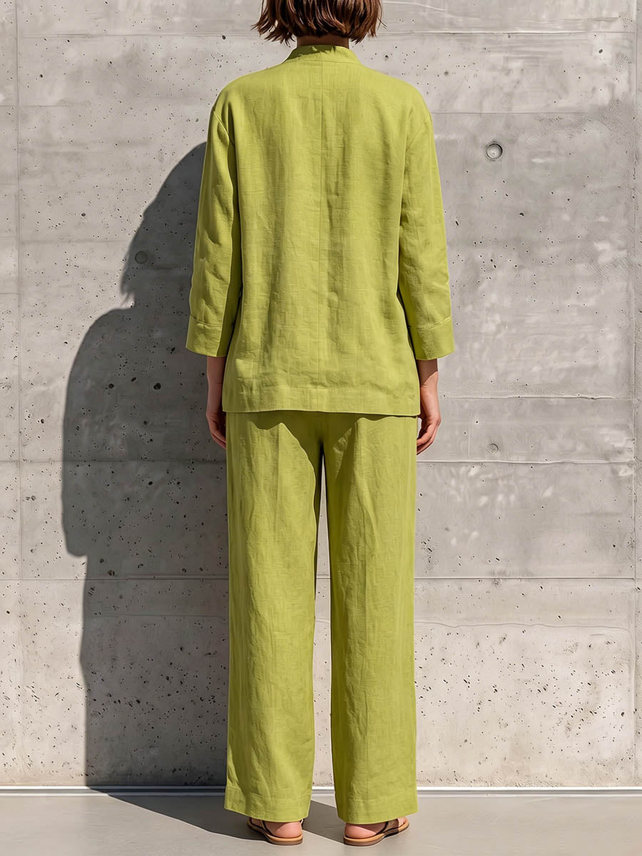 Conjunto de mujer de algodón y lino de color liso: top holgado de manga larga con cuello redondo y pantalón de talle alto y pierna ancha.