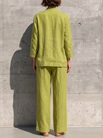 Conjunto de mujer de algodón y lino de color liso: top holgado de manga larga con cuello redondo y pantalón de talle alto y pierna ancha.