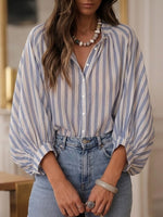 Camisa informal de mujer a rayas de corte holgado.