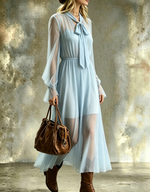 Vestido elegante de mujer con cuello de lazo y mangas largas acampanadas