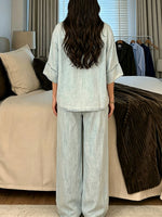 Conjunto de ropa de estar por casa para mujer: camisa holgada de manga corta con botones y pantalón de pierna ancha con cintura elástica.