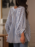 Camisa informal de mujer a rayas de corte holgado.