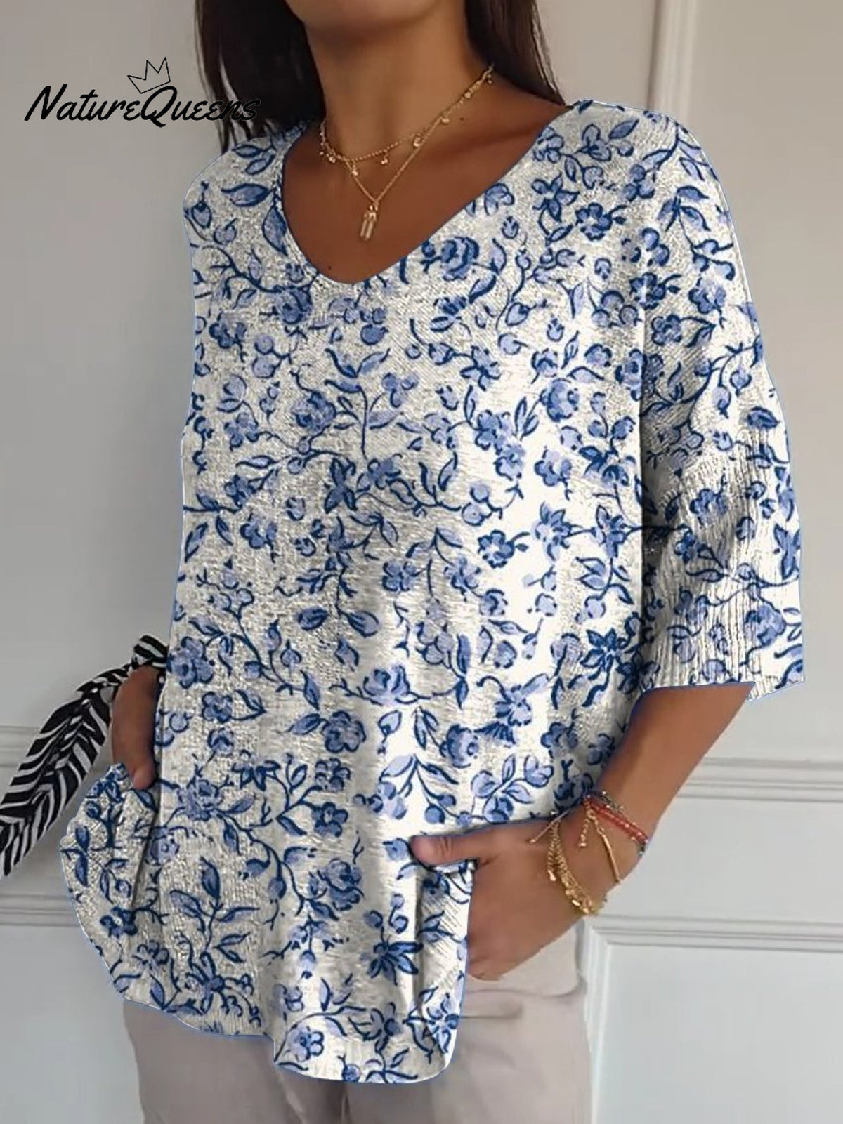 Women's Small Blue Flowers Print Casual Pullover Knit