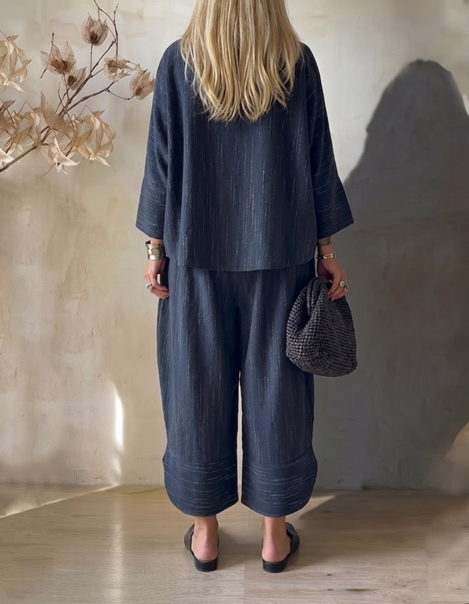 Conjunto de dos piezas para mujer: top asimétrico y pantalón de pierna ancha.