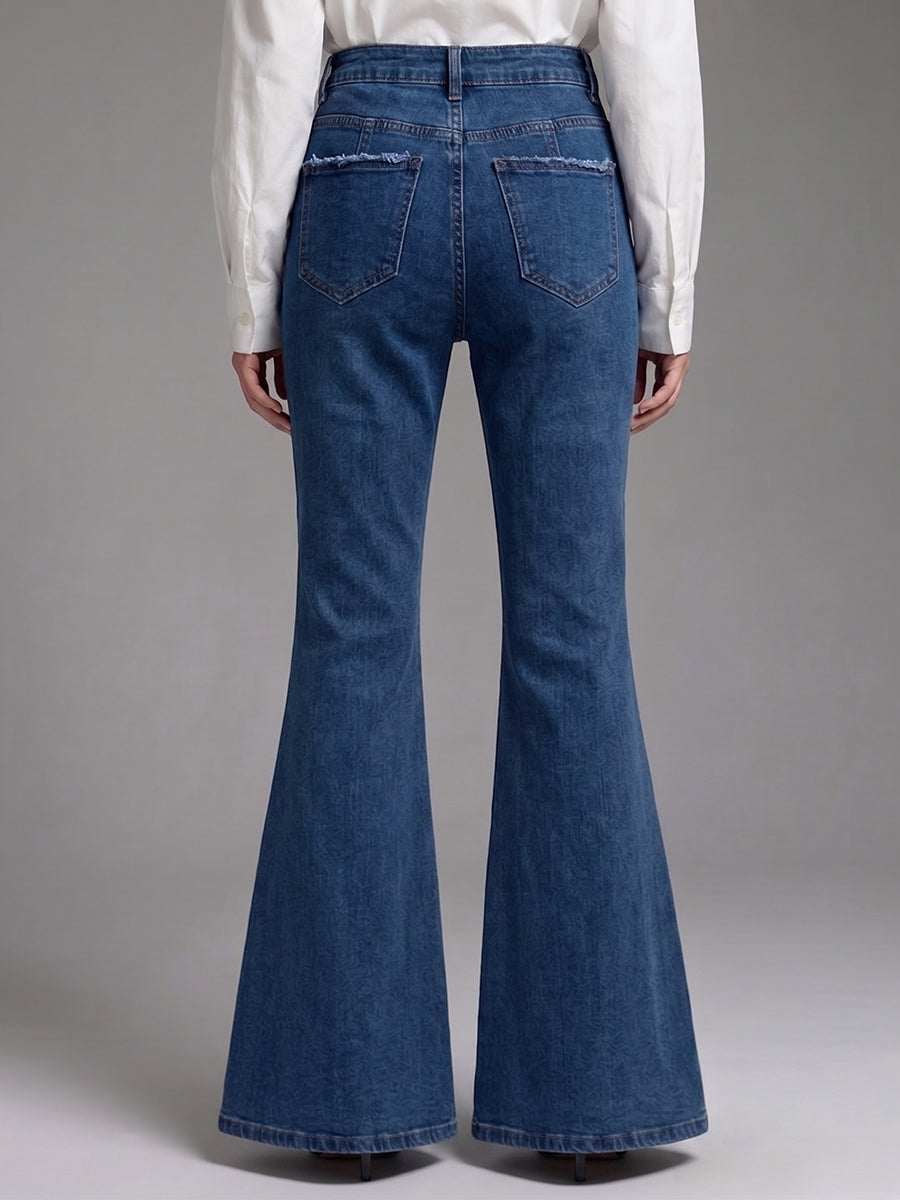 Pantalones vaqueros acampanados para mujer con paneles de encaje calados.