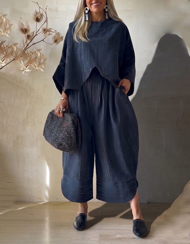 Conjunto de dos piezas para mujer: top asimétrico y pantalón de pierna ancha.