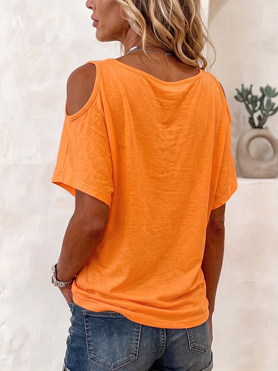 Top minimalista chic con cuello drapeado y hombros descubiertos.