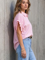 Camisa de mujer de diseño con mangas acampanadas y efecto arrugado.