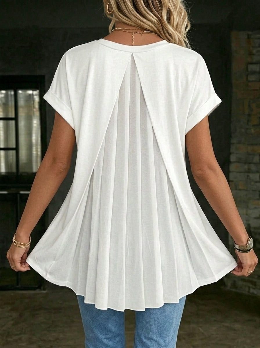Top de mujer de manga corta con cuello en V y espalda plisada.