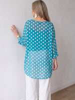 Blusa de gasa favorecedora con lunares